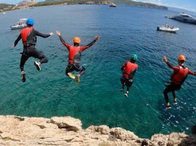 Coasteering in Cala Dragunara im Porto Conte Park von Alghero aus