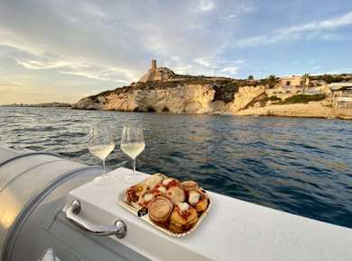 Cagliari: Bootstour bei Sonnenuntergang mit Prosecco, Focaccia und Schwimmen