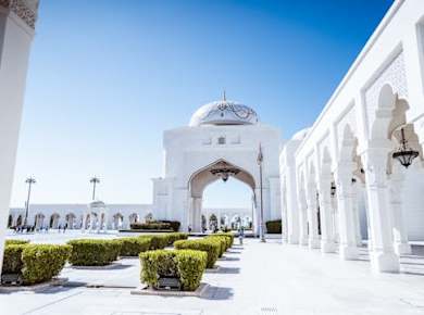 Abu Dhabi und Qasr Al Watan mit Führung und Mittagessen vor Ort