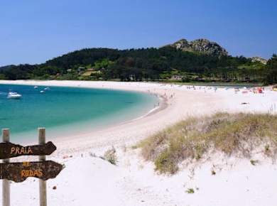 Cies-Inseln: Segelbootstour mit Schnorcheln und Paddle-Surfing