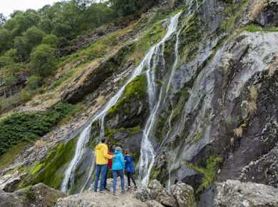 Wicklow, Glendalough, Wasserfall und Schäferhund-Demo