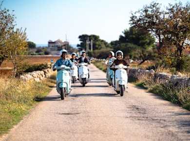 Ganztägige Motorrollertour nach Polignano a Mare, Conversano und Monopoli