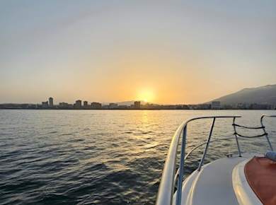Bootstour bei Sonnenuntergang mit kostenlosem Getränk in Fuengirola