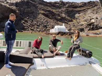 Katamaranfahrt entlang der Küste von Santorin ab Fira