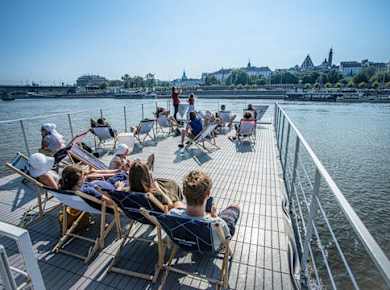 Premium-Flusskreuzfahrt an Bord eines modernen Lastkahns in Warschau