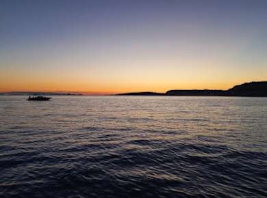 Bootstour zur goldenen Stunde mit Blick auf den Sonnenuntergang von Macarella auf Menorca