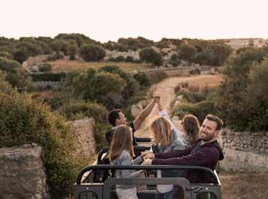 Besichtigung von Menorca bei Sonnenuntergang mit lokalen Knabbereien