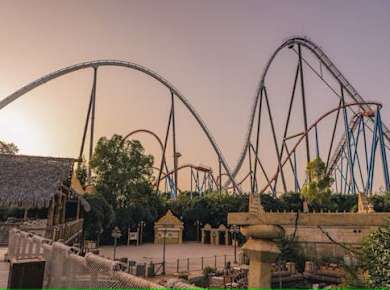 Caribe Aquatic Park bei Tag und PortAventura Park bei Nacht 1-Tages-Kombination