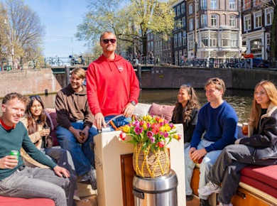 Gemütliche und unterhaltsame Grachtenbootstour durch Amsterdam