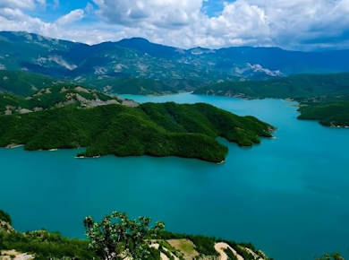Erkundung des Bovilla-Sees und Wanderung von Tirana aus