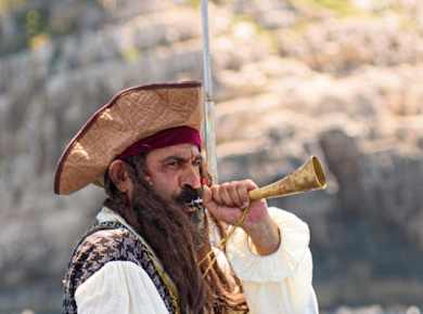 Piratenschiff-Abenteuer nach Sazan und Karaburun von Vlora