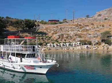VIP-Bootsfahrt in Pefkos mit Badestopps und Mittagessen