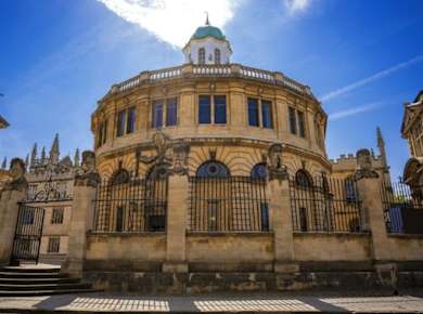 Stadtrundgang und Universitätsführung mit Eintrittskarte für die Divinity School