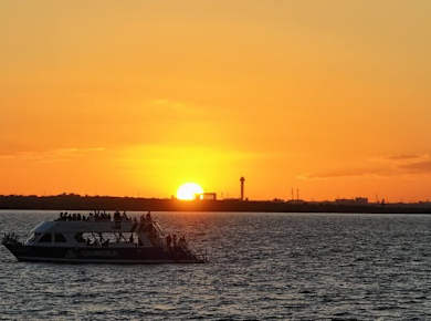 Sunset boat trip on Nichupté Lagoon with live saxophone music