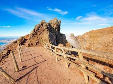 E-bike ride with Vesuvian vineyards and wine tasting