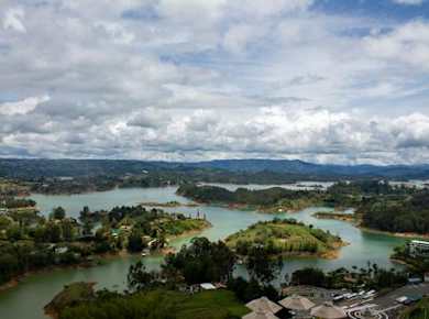 Geführte Tour durch Guatape mit optionalem Besuch des Peñol-Felsens mit einem Tourguide