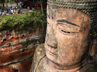 Private Tagestour zum Riesenbuddha und zur Altstadt von Huanglongxi ab Chengdu