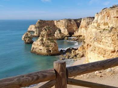 Algarve-Klippen zu Land und zu Wasser