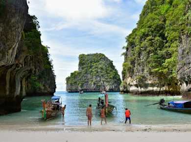 Phi Phi Bucht Sammlung mit traditionellen Longtail-Boot von Krabi