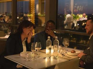 Abendessen am Eiffelturm und Stadtrundfahrt
