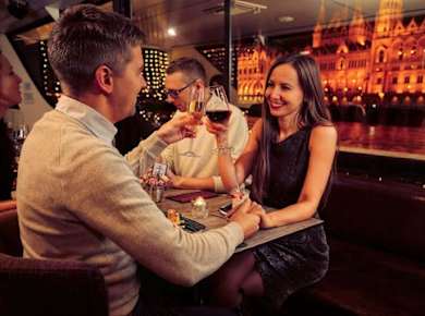 Abendliche Schifffahrt auf der Donau in Budapest