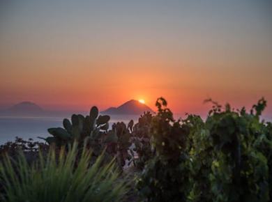 Sonnenuntergangserlebnis auf der Insel Lipari mit Weinbergpicknick