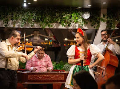 4-Gänge-Dinner-Kreuzfahrt mit Operetten- und Folk-Show