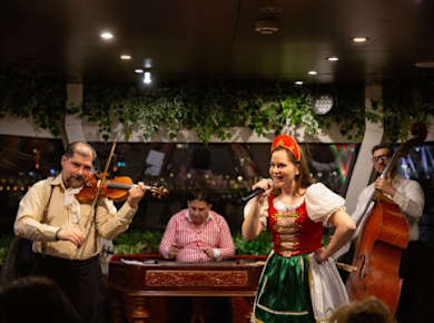Donau-Cocktail und Live-Folklore-Kreuzfahrt