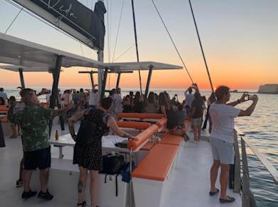 Bootsfahrt bei Sonnenuntergang mit Saxophon und einem Getränk