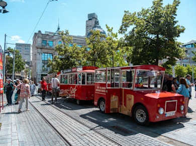 Historische Stadtrundfahrt durch Antwerpen in einer klassischen roten Straßenbahn