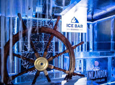 Gdańsker Eisbar-Erlebnis mit Cocktails und Spielen