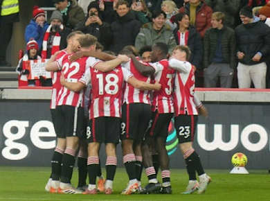 Fußballspiel des Brentford FC im GTech Community Stadium