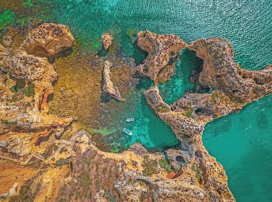 Katamaranfahrt bei Sonnenuntergang an der Algarveküste von Lagos