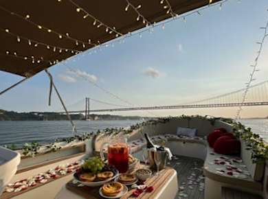 Romantisches Abendessen bei Sonnenuntergang mit Sekt und Schokoladenfondue