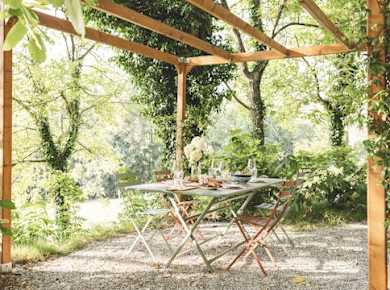 Picknick auf einem Biobauernhof zwischen Hügeln und Weinbergen des Gardasees