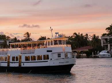 Champagner-Kreuzfahrt auf der Skyline von Miami in der Biscayne Bay