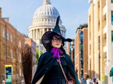 London witches and history walking tour