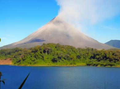 4-day Arenal and Monteverde tour with sloth walk and cloud forest
