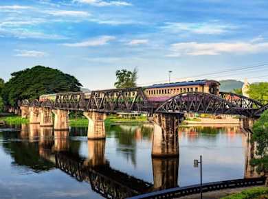 Bridge on the River Kwai Tour mit Zug, Boot und Mittagessen ab Bangkok