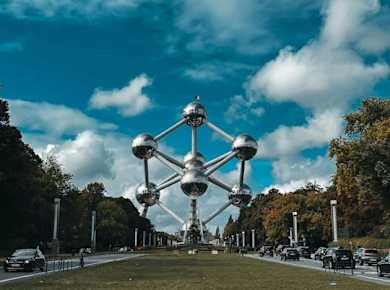 Eintrittskarte für das Atomium und das Designmuseum, Tourguide für Brüssel und eSIM