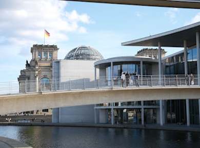 Führung durch das Berliner Regierungsviertel und den Reichstag mit einem Tourguide