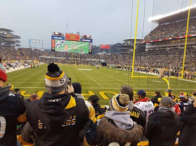 Footballspiel der Pittsburgh Steelers im Acrisure Stadium