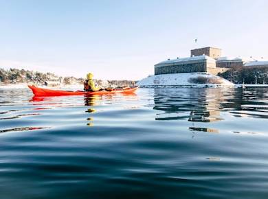 Winter-Kajaktour durch den Stockholmer Archipel mit schwedischer Fika und Sauna