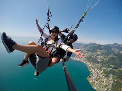 Tandem-Gleitschirmflug über dem Genfer See in Montreux