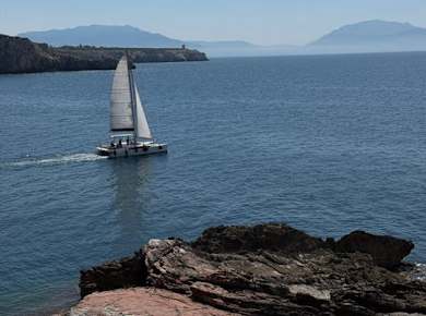Segeltour mit dem Katamaran entlang der Küste von Terrasini