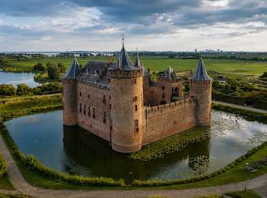 Eintrittskarte für das Schloss Muiderslot mit Tourguide und 1 GB eSIM