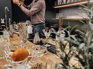 Tourguide durch die Broken Bones Distillery mit Gin-Verkostung