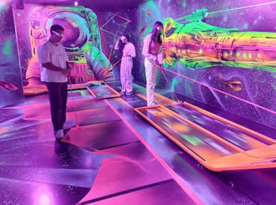 Blacklight-Minigolf-Erlebnis in Basel