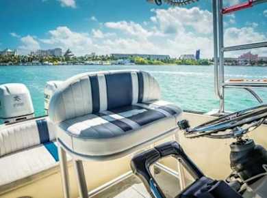 Genießen Sie eine Bootsfahrt in Cancún auf einem privaten Boot mit Besatzung