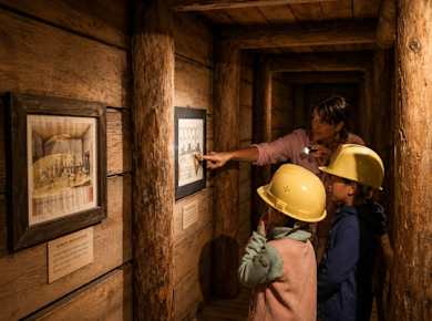 Tourguide durch die Bergbaumuseumshalle in Tirol mit eSIM